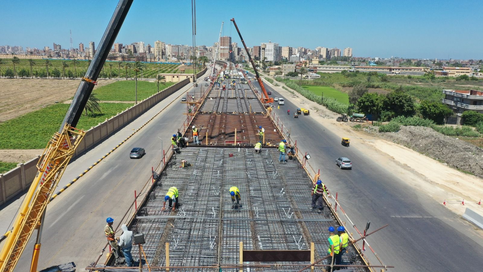 شاهد أعمال تركيب الكمرات وتقدم أعمال تنفيذ مشروع مترو الإسكندرية