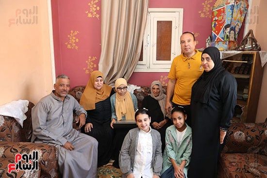 بتكليف من رئيس الوزراء.."الاتصالات" تهدى لابتوب للطالبة هاجر حسان دعماً لتفوقها