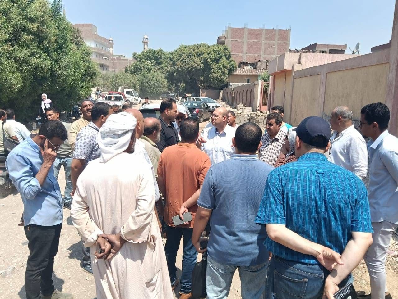 نائب محافظ الجيزة يلتقى أهالى منيل شيحة وطموه لبحث شكواهم