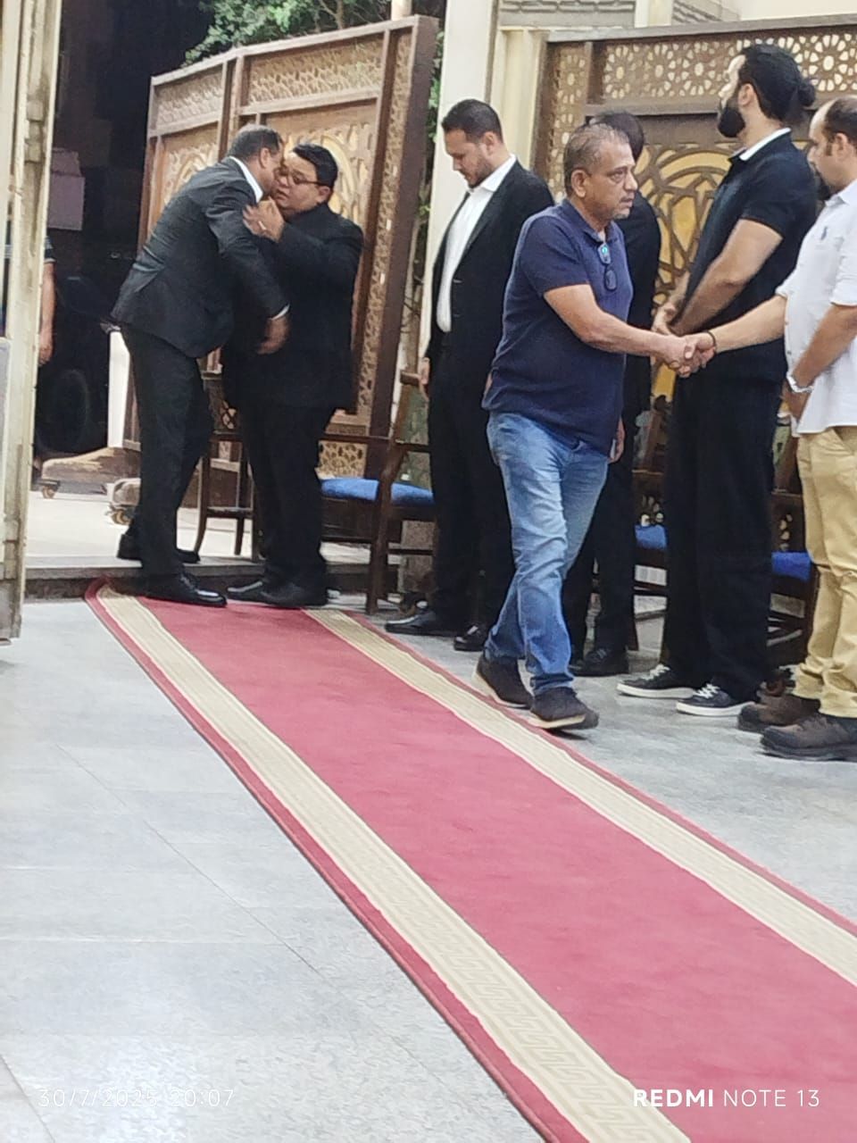 خالد جلال يستقبل عزاء شقيقه ومحمد ممدوح ومحمد الكيلانى أول الحاضرين