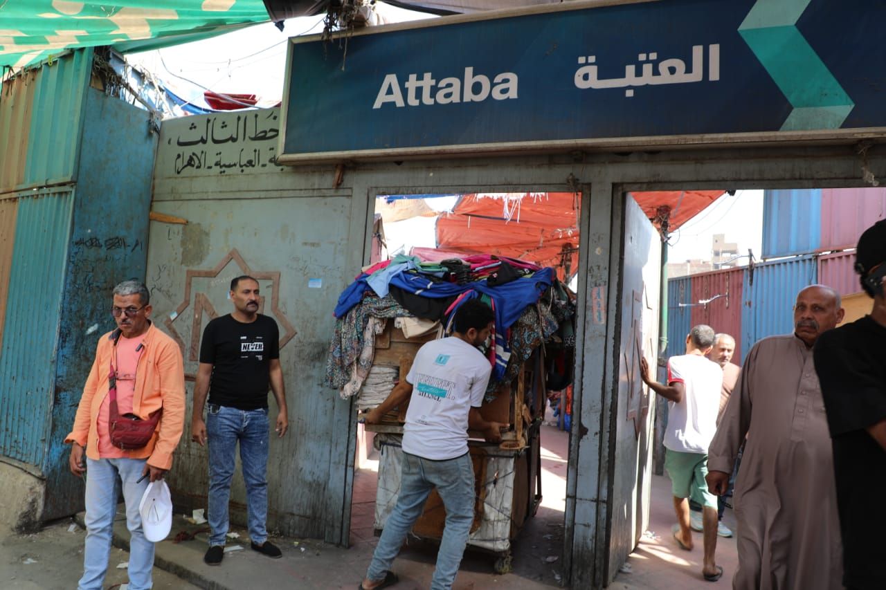 محافظة القاهرة تنقل الباعة الجائلين بمحيط سور الأزبكية لجراج العتبة.. صور - الخليج 365