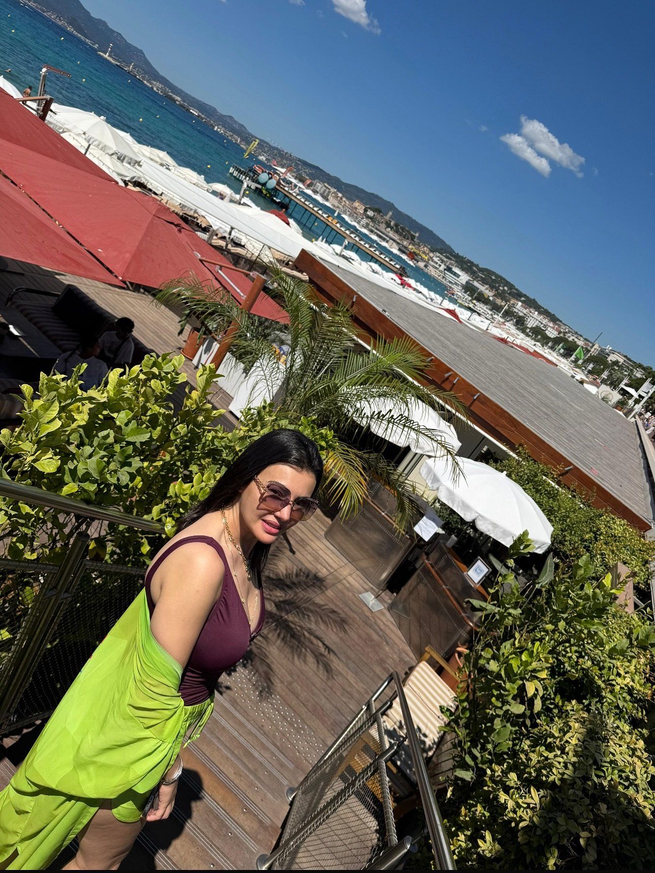 دينا فؤاد بإطلالة صيفية فى شوارع أوروبا والجمهور يتفاعل معها