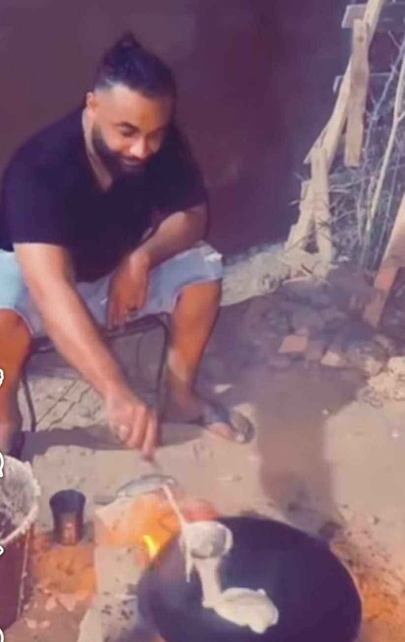 شاهد بالصورة والفيديو.. الفنان والممثل أحمد الجقر “يعوس” القراصة ويجهز “الملوحة” ببورتسودان وساخرون: (موهبة جديدة تضاف لقائمة مواهبك الغير موجودة)