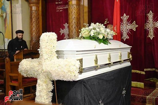 أشرف زكي من جنازة لطفي لبيب: فقدنا نجما كان مدرسة في الصبر