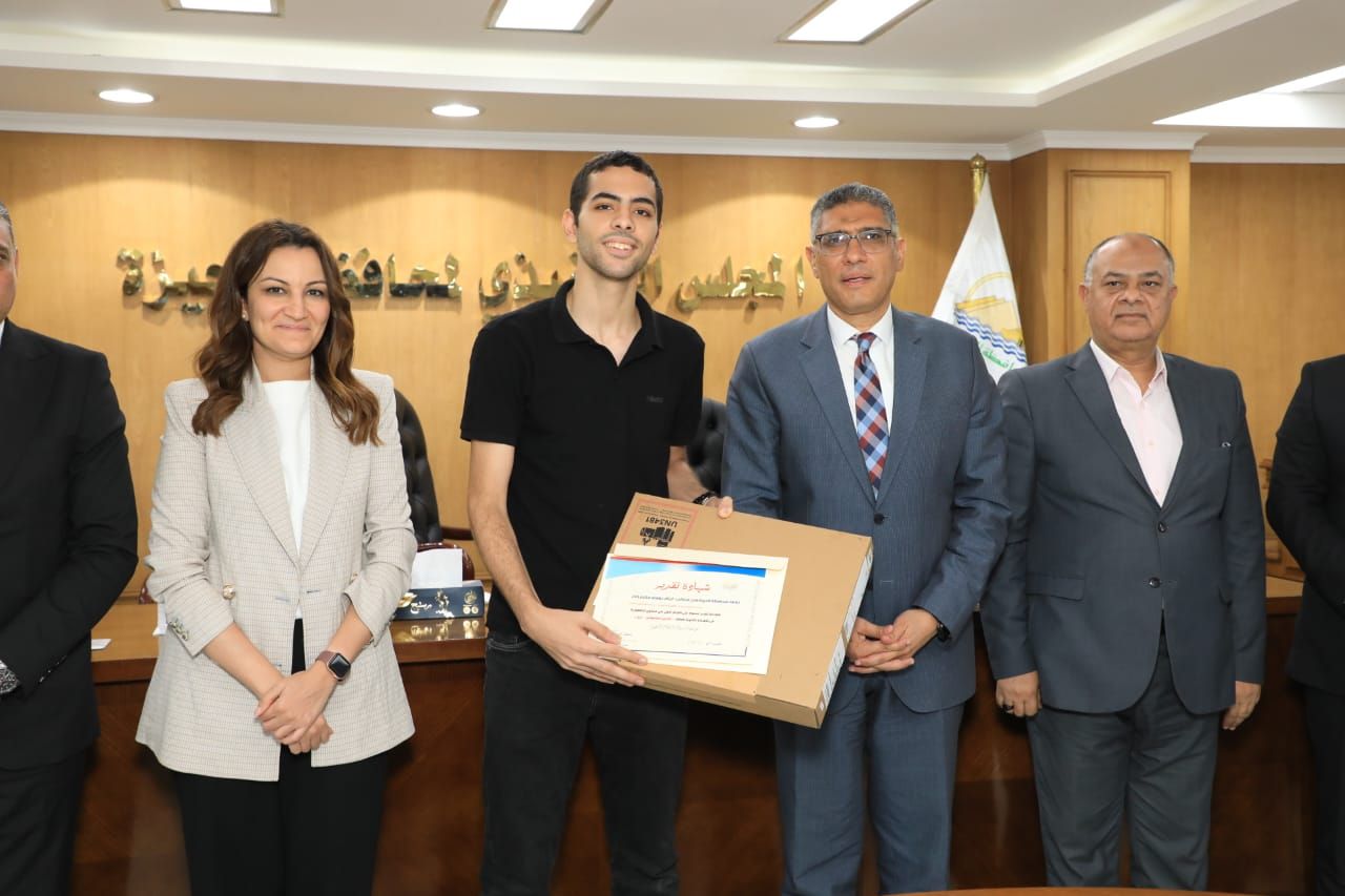محافظ الجيزة يكرم أوائل الثانوية العامة والدبلومات الفنية من أبناء المحافظة.. صور