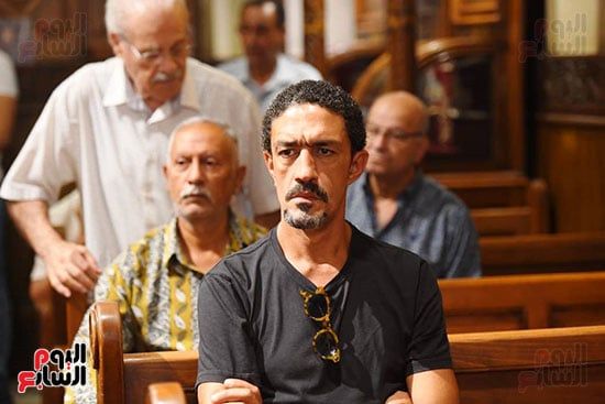 أشرف زكي من جنازة لطفي لبيب: فقدنا نجم كان مدرسة في الصبر