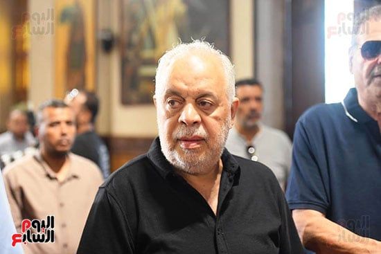 أشرف زكي من جنازة لطفي لبيب: فقدنا نجما كان مدرسة في الصبر