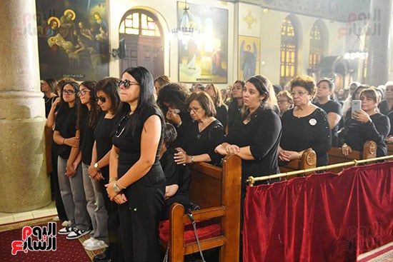 أشرف زكي من جنازة لطفي لبيب: فقدنا نجما كان مدرسة في الصبر