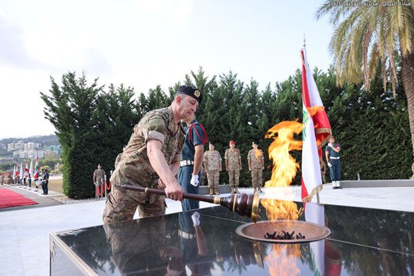 قائد الجيش يضع إكليلًا من الزهر على نصب شهداء الجيش