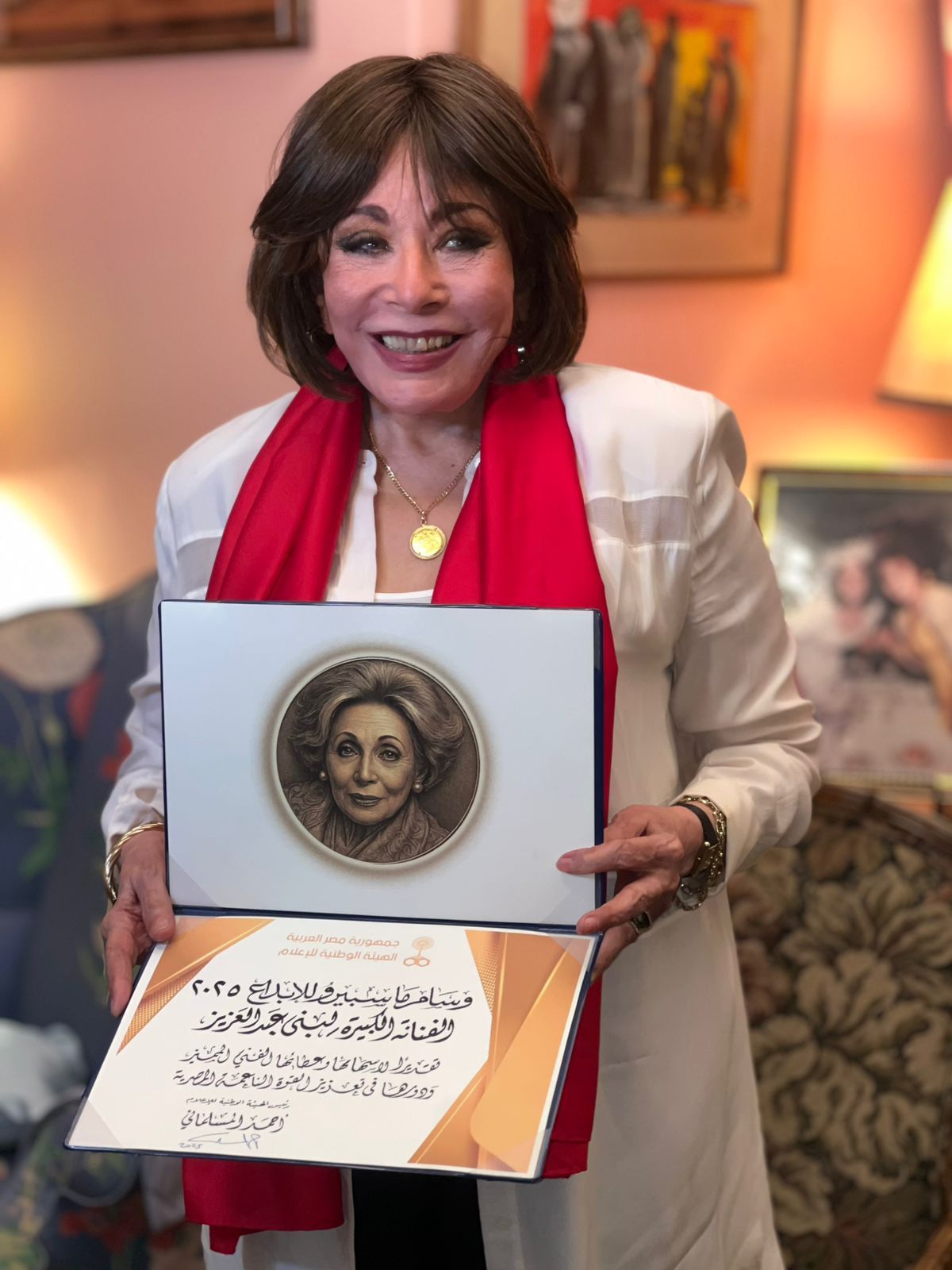 الهيئة الوطنية للإعلام تمنح لبنى عبد العزيز وسام ماسبيرو للإبداع.. صور