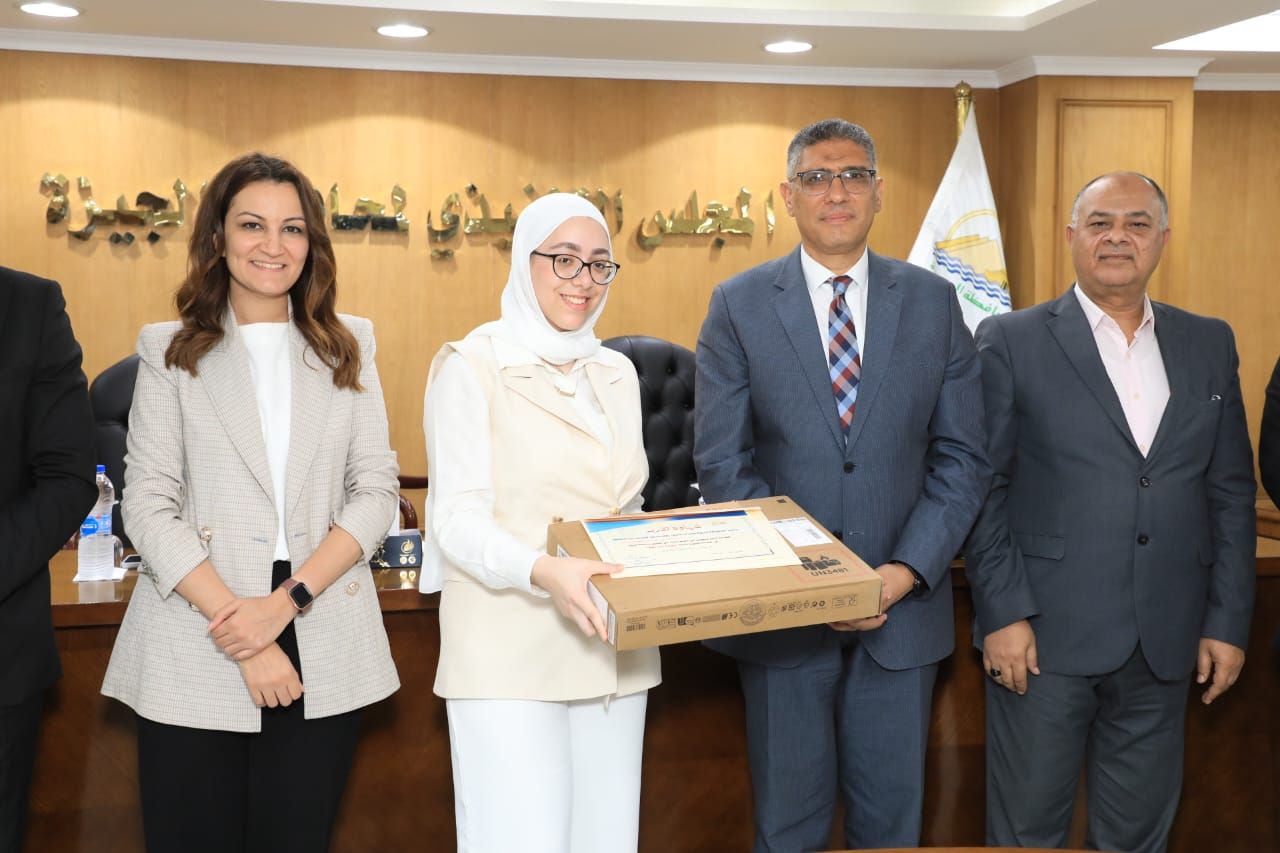 محافظ الجيزة يكرم أوائل الثانوية العامة والدبلومات الفنية من أبناء المحافظة.. صور