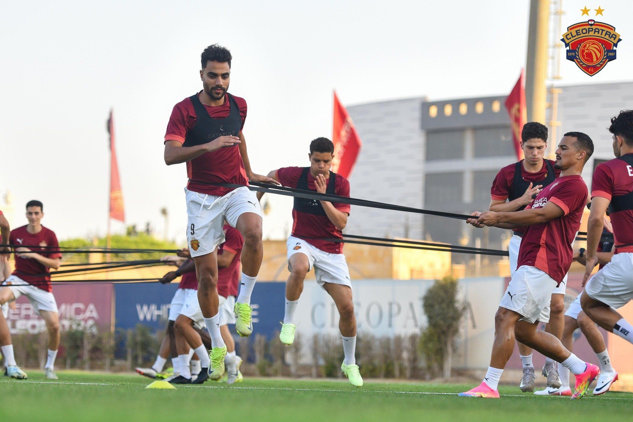 سيراميكا يتدرب بقمصان الموسم الماضى.. ظهور تيشيرت عابدين ونيدفيد بقميص موكا