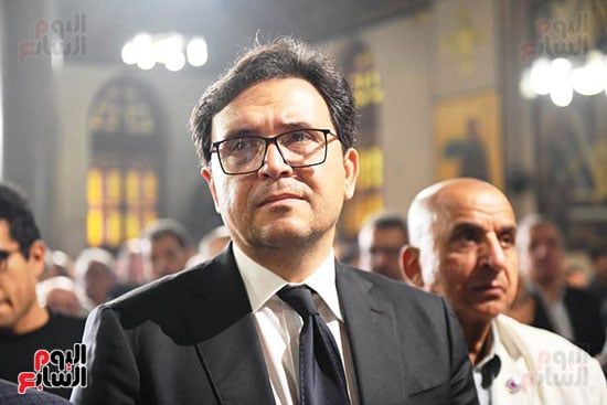 أشرف زكي من جنازة لطفي لبيب: فقدنا نجم كان مدرسة في الصبر