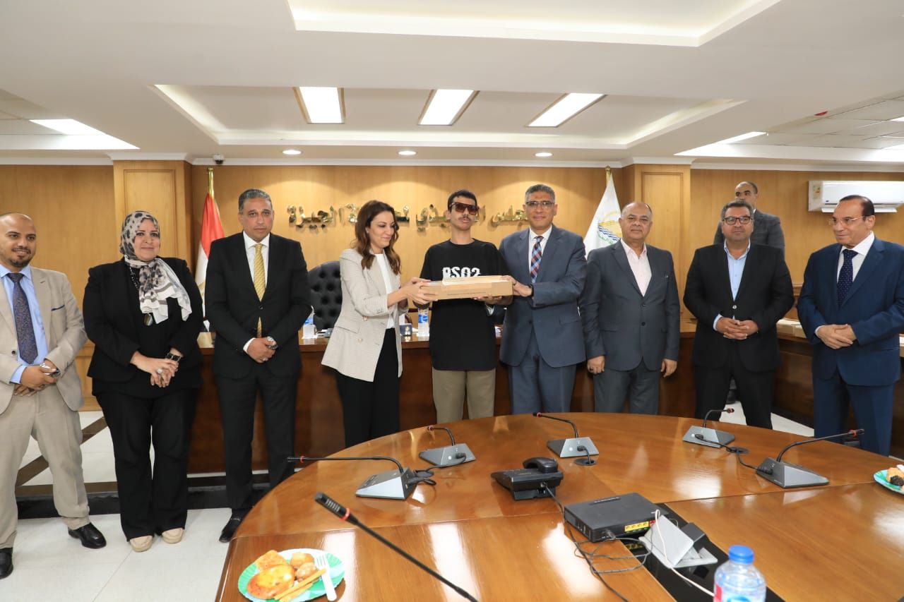 محافظ الجيزة يكرم أوائل الثانوية العامة والدبلومات الفنية من أبناء المحافظة.. صور