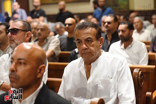 أشرف زكي من جنازة لطفي لبيب: فقدنا نجما كان مدرسة في الصبر