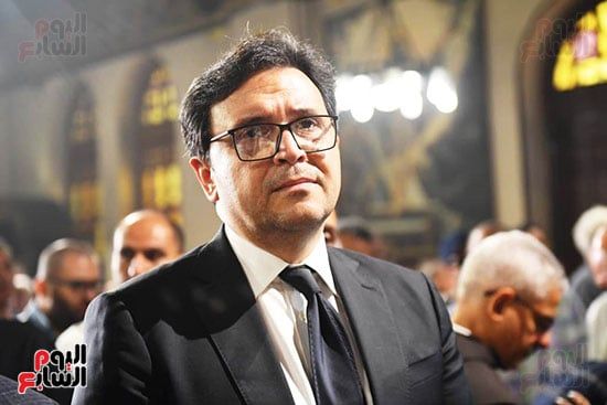 أشرف زكي من جنازة لطفي لبيب: فقدنا نجما كان مدرسة في الصبر