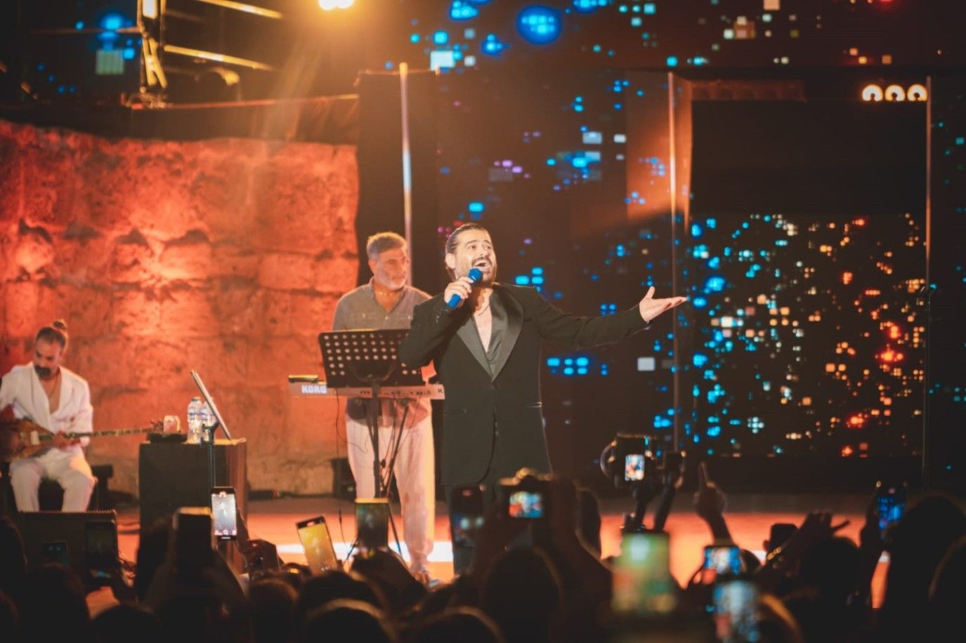 ناصيف زيتون يشعل مسرح قرطاج بصوته العذب وانسجامه الكامل مع الجمهور