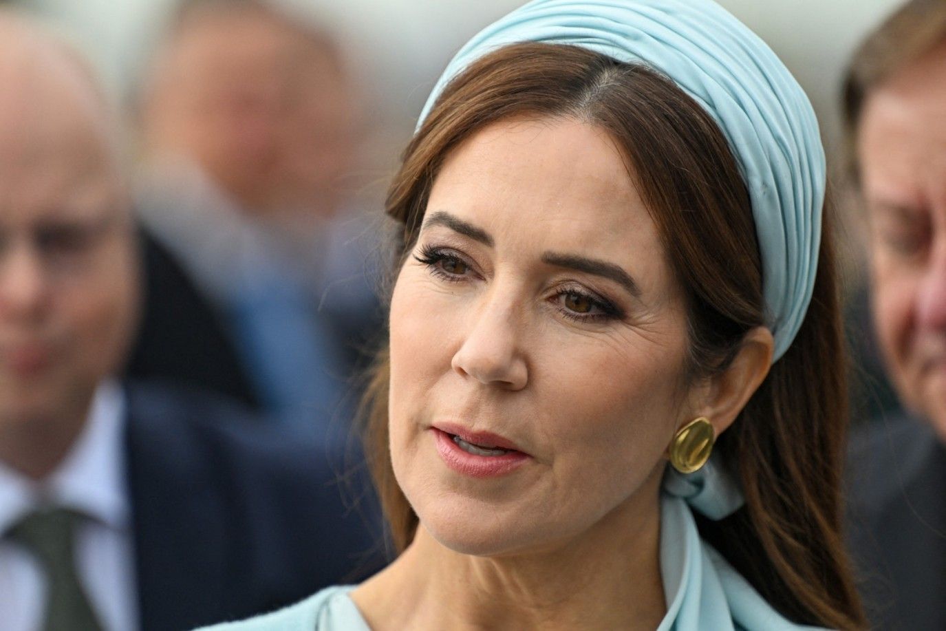 لدغة دبور تربك الظهور الملكي: لحظة محرجة للملكة ماري أمام الحشود