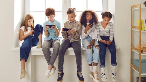 دراسة تحذر..... الهواتف الذكية قبل 13 عاماً تضر بالصحة النفسية للأطفال وتزيد خطر الأفكار الانتحارية