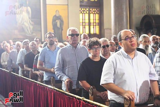 أشرف زكي من جنازة لطفي لبيب: فقدنا نجما كان مدرسة في الصبر