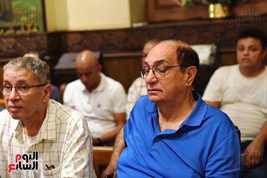 أشرف زكي من جنازة لطفي لبيب: فقدنا نجم كان مدرسة في الصبر