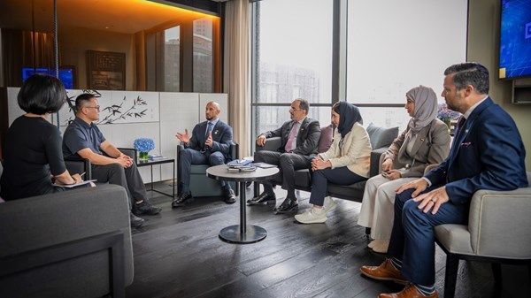 عبدالله آل حامد يلتقي عدداً من قيادات الإعلام والتكنولوجيا في شنغهاي