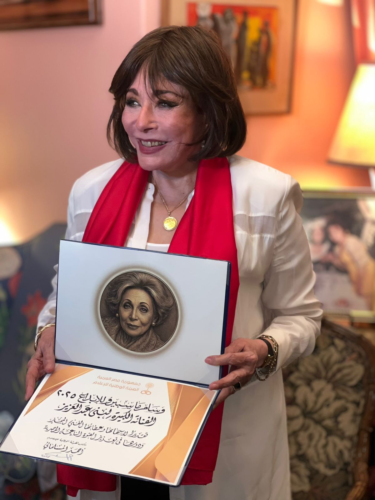 الهيئة الوطنية للإعلام تمنح لبنى عبد العزيز وسام ماسبيرو للإبداع.. صور