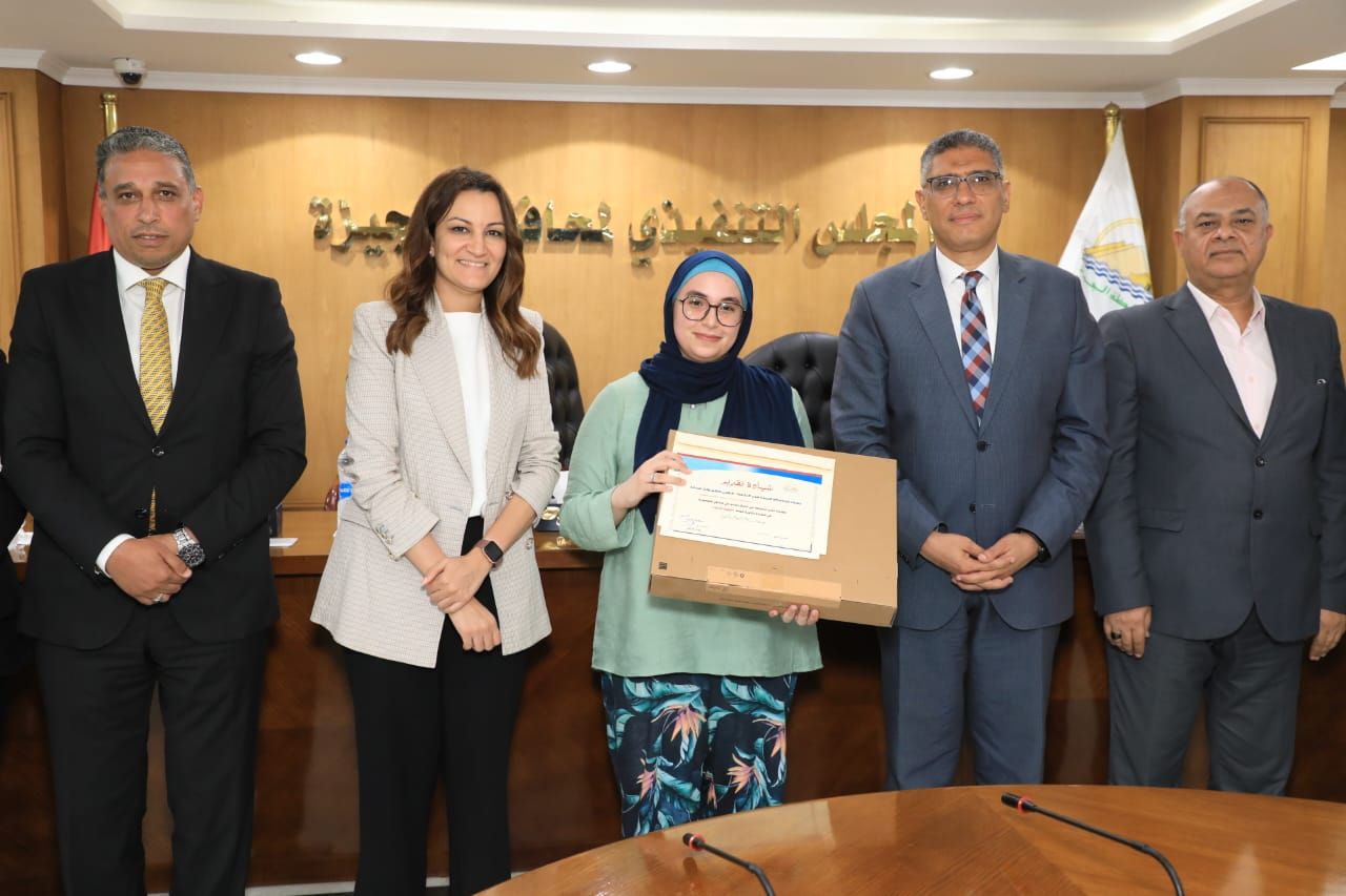 محافظ الجيزة يكرم أوائل الثانوية العامة والدبلومات الفنية من أبناء المحافظة.. صور
