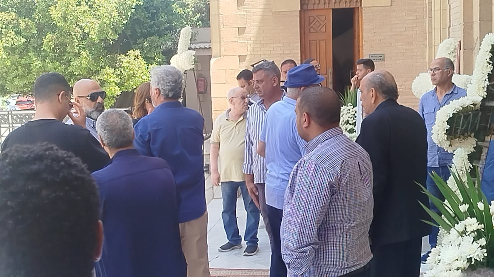 في تابوت أبيض.. نعش الفنان لطفي لبيب محمولا على الأعناق بكنيسة مارمرقس