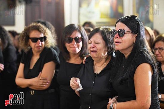 أشرف زكي من جنازة لطفي لبيب: فقدنا نجم كان مدرسة في الصبر