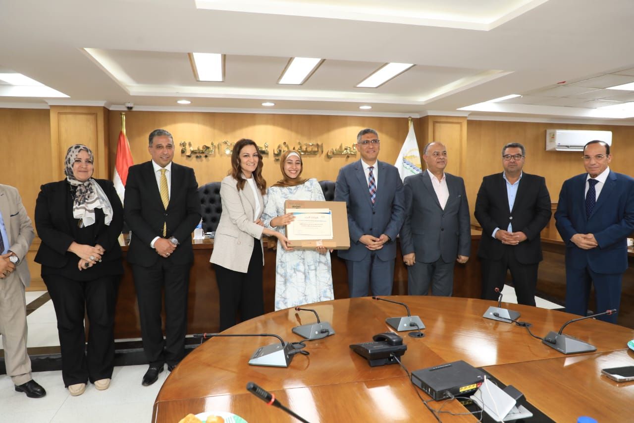 محافظ الجيزة يكرم أوائل الثانوية العامة والدبلومات الفنية من أبناء المحافظة.. صور