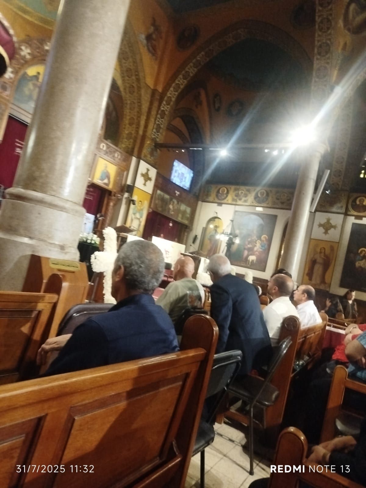 توافد محبي الفنان لطفي لبيب لكنيسة مارمرقس وسط حزن شديد.. صور