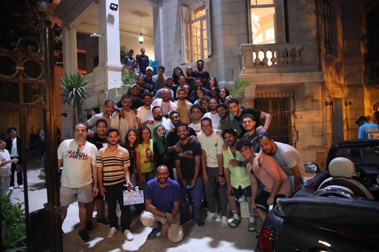 صناع حكاية Just You من مسلسل ما تراه ليس كما يبدو يحتفلون بانتهاء التصوير