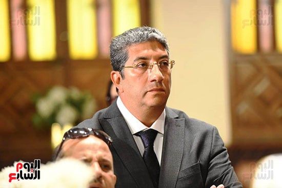 أشرف زكي من جنازة لطفي لبيب: فقدنا نجما كان مدرسة في الصبر