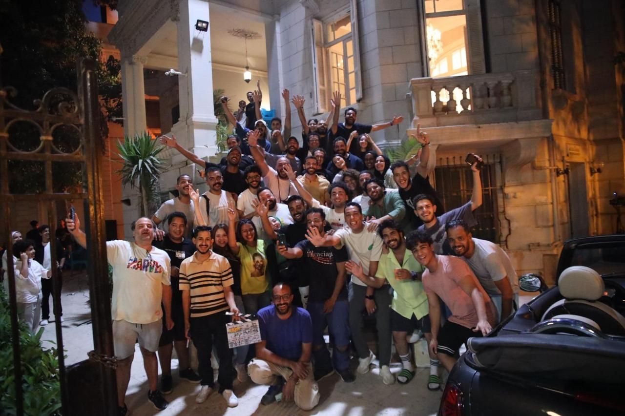 صناع حكاية Just You من مسلسل ما تراه ليس كما يبدو يحتفلون بانتهاء التصوير