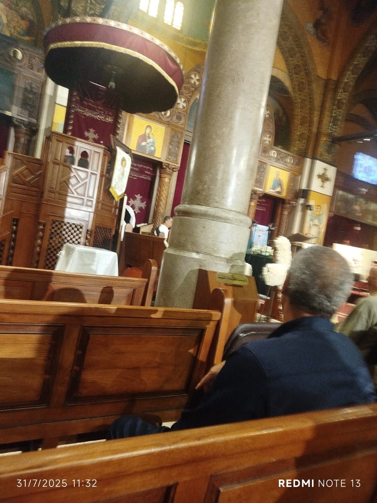 توافد محبي الفنان لطفي لبيب لكنيسة مارمرقس وسط حزن شديد.. صور