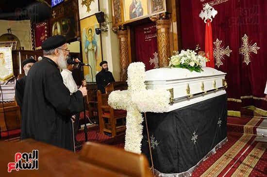 أشرف زكي من جنازة لطفي لبيب: فقدنا نجما كان مدرسة في الصبر