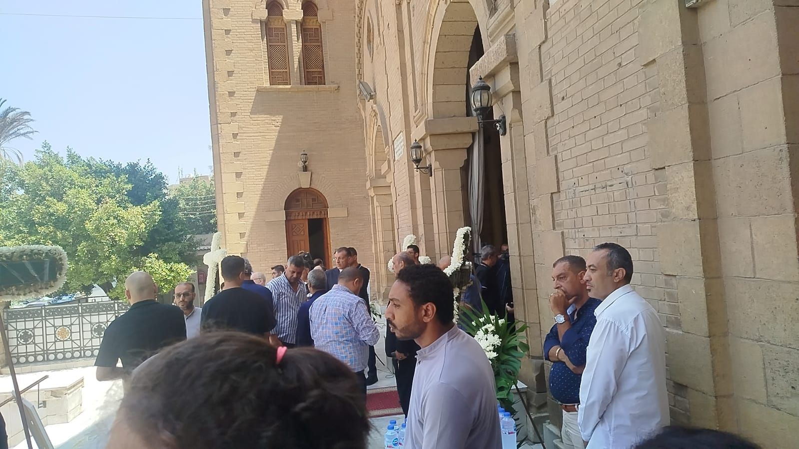 وصول جثمان الفنان القدير لطفي لبيب إلى كنيسة مارمرقس.. صور