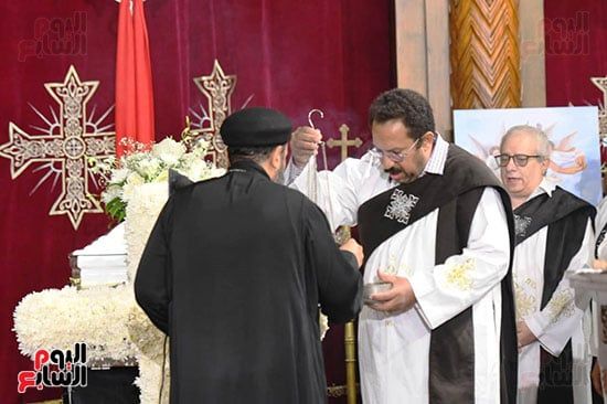 أشرف زكي من جنازة لطفي لبيب: فقدنا نجم كان مدرسة في الصبر