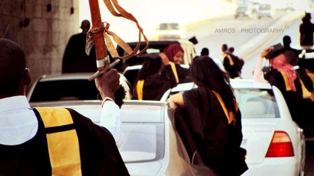 شاهد بالفيديو.. “خريج” سوداني يختار النشيد الوطني كأغنية رسمية في حفل تخرجه..يهدي والدته “مصحف” ويوشح والده “المساعد” بالجيش بعلم السودان والجمهور يشيد: (لا رقيص ولا فارغة خريج محترم لانو طلع من أسرة محترمة)