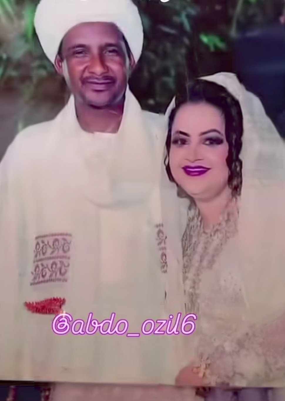 شاهد بالفيديو.. منها صور زواجه وأخرى مع رئيس أركان الجيش.. العثور على إلبوم صور تذكارية لقائد الدعم السريع “حميدتي” داخل منزله بالخرطوم