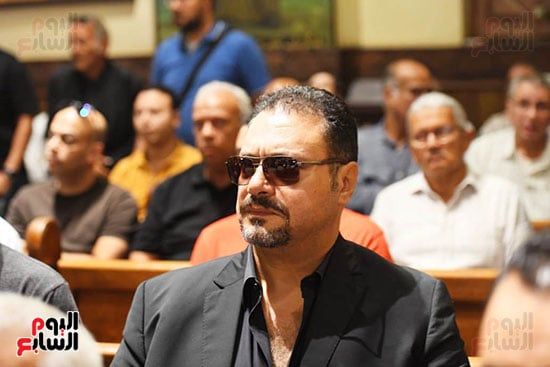 أشرف زكي من جنازة لطفي لبيب: فقدنا نجم كان مدرسة في الصبر