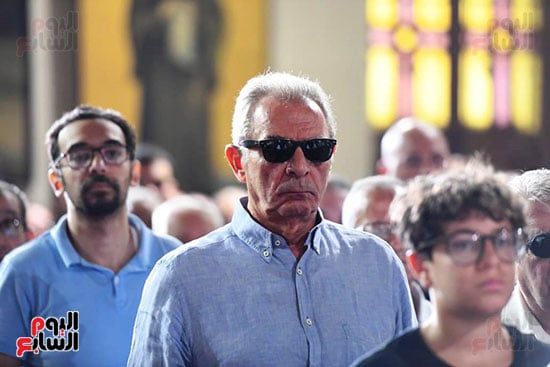 أشرف زكي من جنازة لطفي لبيب: فقدنا نجم كان مدرسة في الصبر