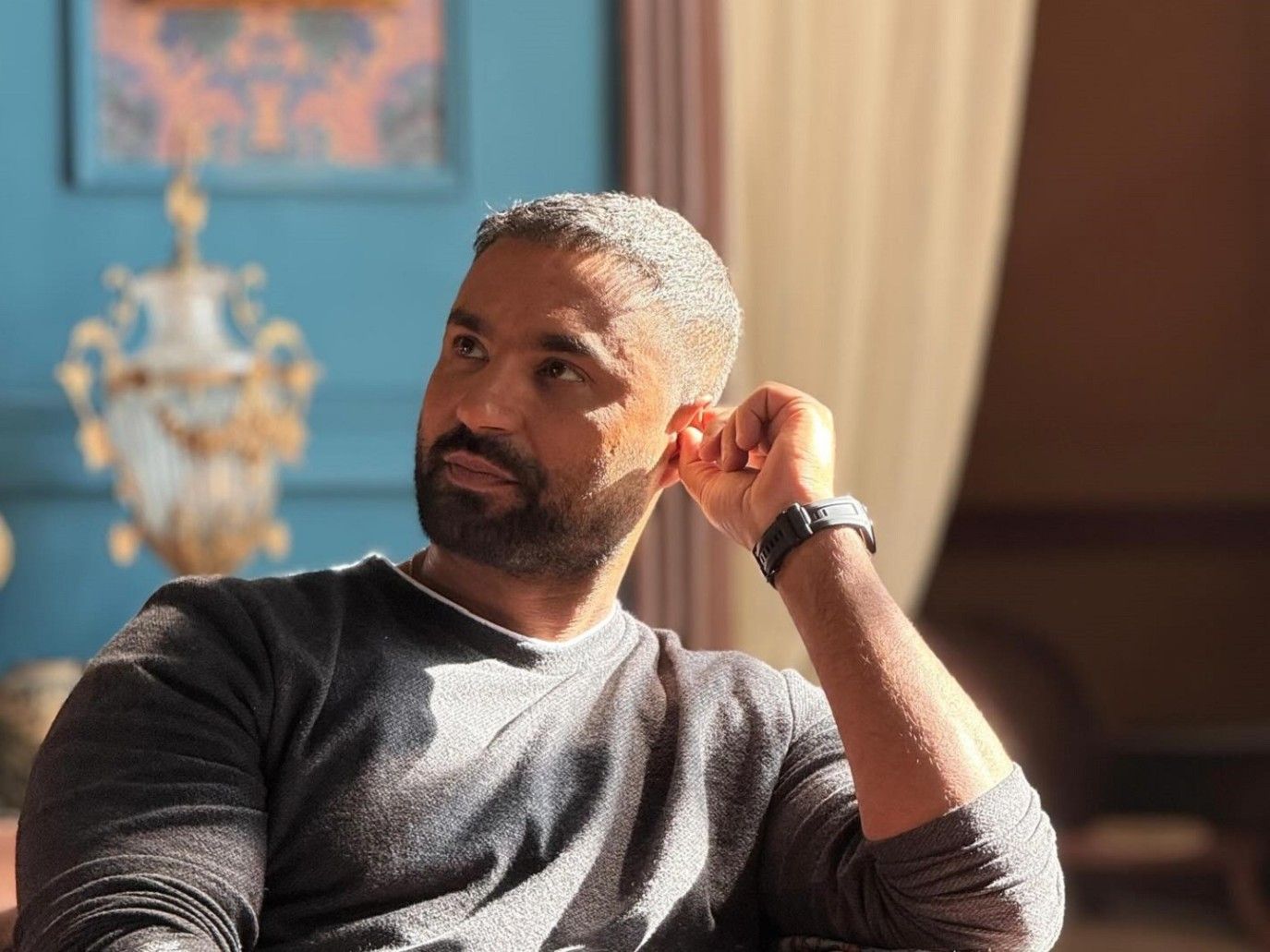 كريم فهمي يقدّم صورتين مختلفتين للروائي بين الدراما والسينما