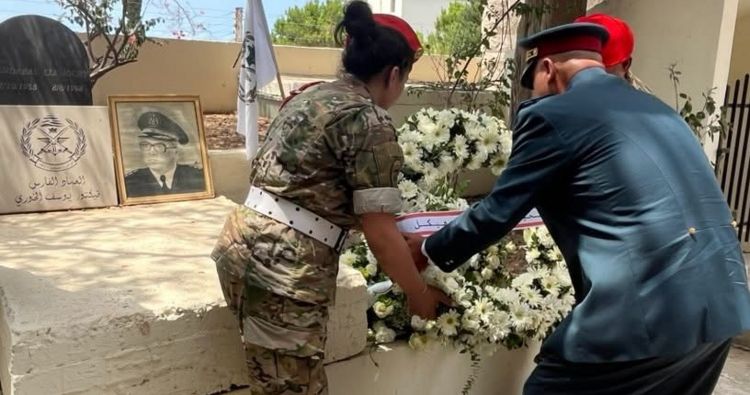 ممثل قائد الجيش وضع إكليل زهر على ضريح العماد فيكتور الخوري في عمشيت