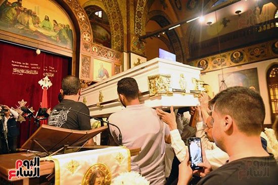 أشرف زكي من جنازة لطفي لبيب: فقدنا نجما كان مدرسة في الصبر