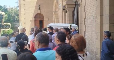 في تابوت أبيض.. نعش الفنان لطفي لبيب محمولا على الأعناق بكنيسة مارمرقس
