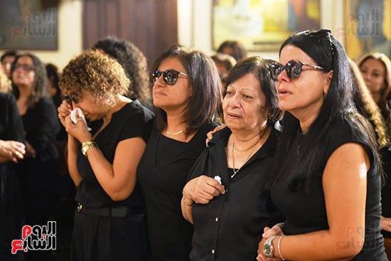 أشرف زكي من جنازة لطفي لبيب: فقدنا نجم كان مدرسة في الصبر