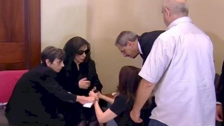 ماجدة الرومي تجثو على ركبتيها أمام فيروز وتقبل يديها (فيديو)