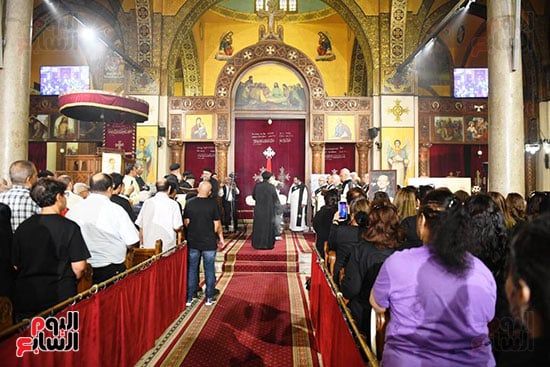 أشرف زكي من جنازة لطفي لبيب: فقدنا نجم كان مدرسة في الصبر